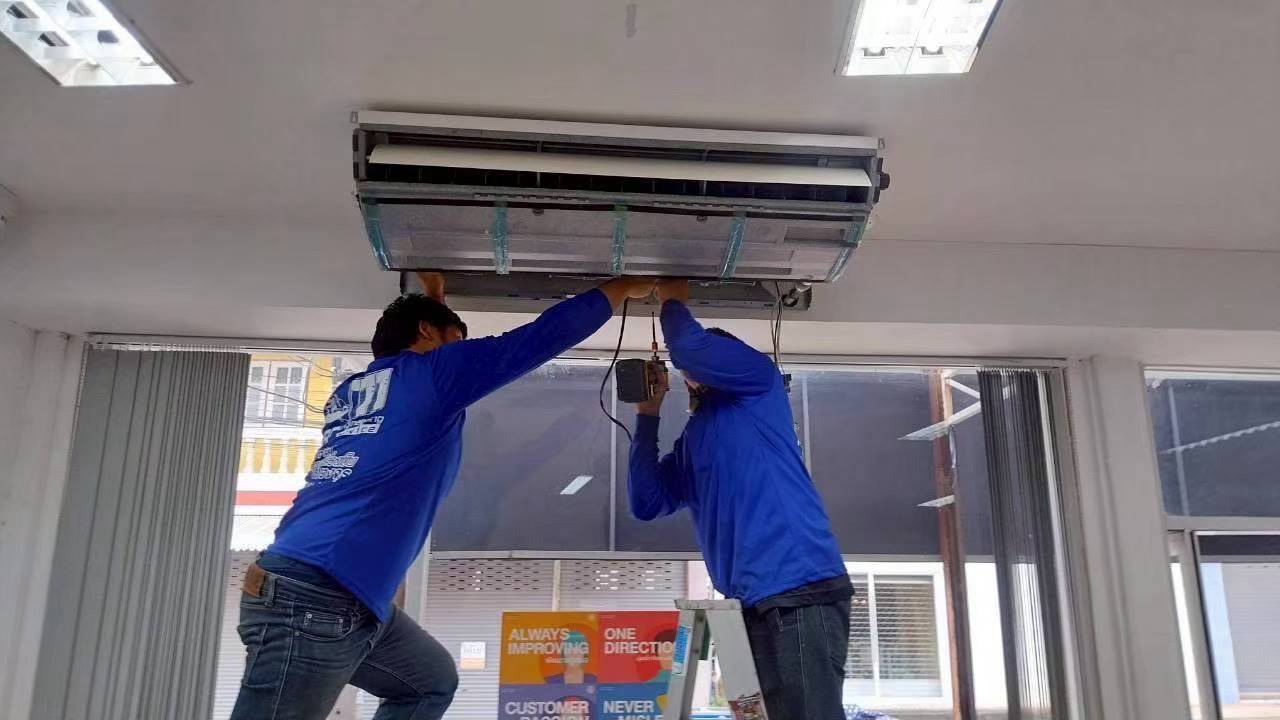 ทีมช่างถอดหน้ากากแอร์แบบติดผนังก่อนล้าง